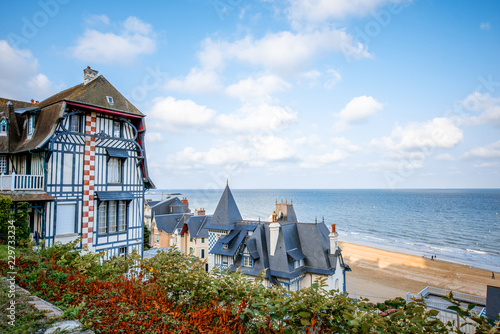 Foto  Top view of Trouville city with luxury houses and beautiful beach on the backgro