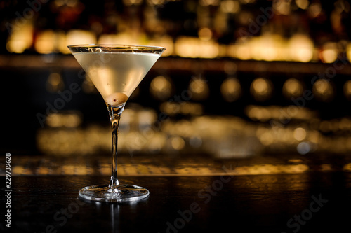 Fotografía Elegant glass filled with tasty and fresh dirty martini drink