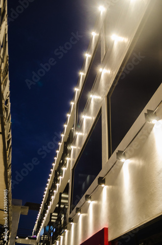 Fotografía pattern of lights of a building with the light of night and a beautiful night blue sky