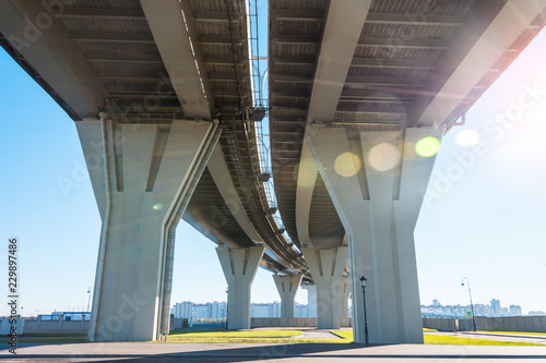 Obrazy most biały  widok-spod-mostu-szybkiej-autostrady-z-zakretem