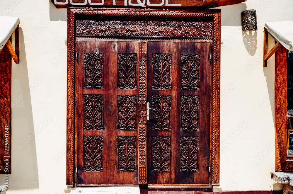 Obraz na płótnie Wooden doors of a boutique african style  w salonie