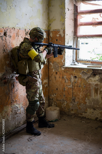 Fotomural sniper with automatic rifle by the window