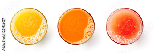 Fotomural Fresh orange carrot and grapefruit juices isolated on white, from above