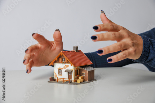 Fotografía Haus Model Modelhaus Hände schützend eiverleibend gefahr drohend