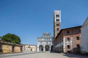 Wall Mural - The beautiful duomo di San Martino and adjacent bell tower in Lucca, Tuscany