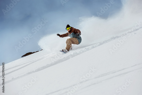 Dekoracja na wymiar  snowboardzista-poza-trasa-zjazdowa-szybki-zjazd