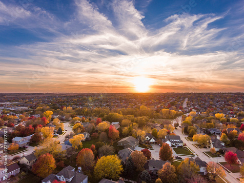 Fotografía Sunset in the fall over the suburbs