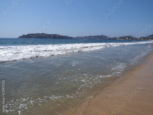 Fotografia, Obraz Scenic scenery of sandy beach at bay of ACAPULCO city in Mexico and white waves