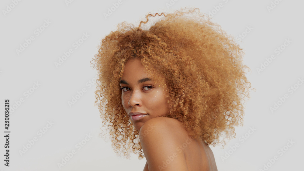 mixed race black blonde model with curly hair - obrazy, fototapety, plakaty 