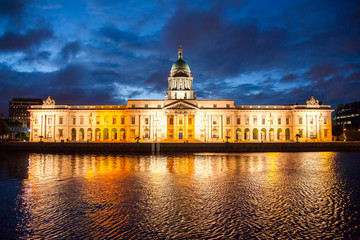 Wall Mural - The Custom House at night, Dublin, Ireland