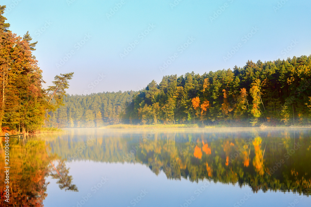 Obraz na płótnie jesienny poranek nad jeziorem Pluszne w salonie