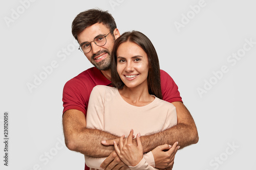 Fotografía Lovely couple have warm cuddle, pose for family portrait, smile joyfully, have good relationships