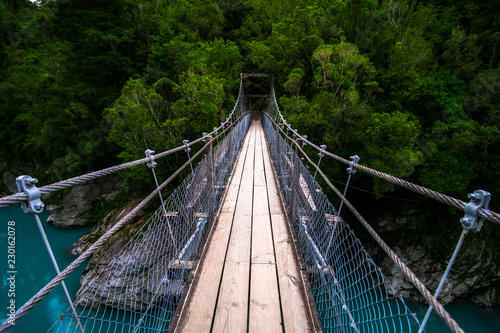 Naklejka most w dżungli   wawoz-hokitika-zachodnie-wybrzeze-nowa-zelandia-piekna-przyroda-z-niebieskoturkusowa-woda-i