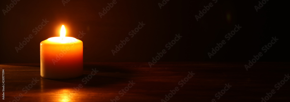 Obraz na płótnie Burning candles over black background. w salonie