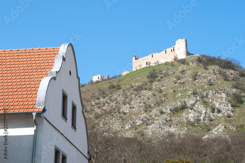 Zdjęcie XXL Ruiny gotyckiego zamku na Morawach Północnych w pobliżu Pavlovske vrchy, Morawski zabytkowy dom i Sirotci hradek, Zabytek kultury w pobliżu Mikulova na Morawach w Czechach