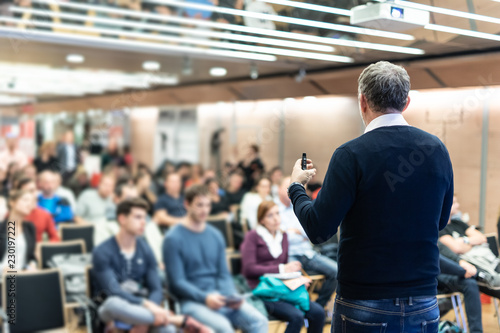 Fotografía Expert giving a talk on business conference workshop