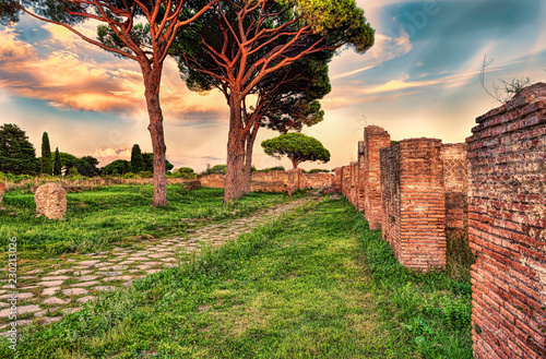 Plakat Archeologiczny imperium rzymskie uliczny widok w Ostia Antica, Rzym, Włochy -