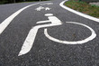 straße mit markierung kinder handicap rollstuhl und fahrrad radweg fußweg