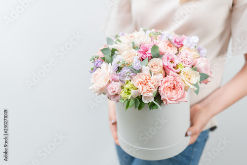 Cuadros en Lienzo Beautiful spring bouquet in round box
