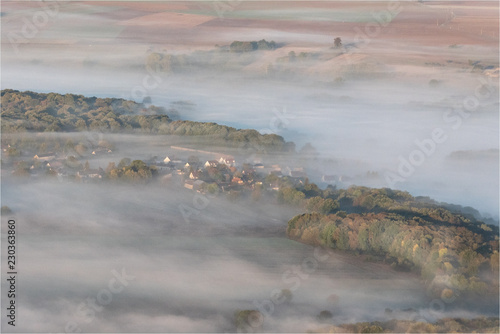 Fotografie, Obraz vue aérienne de la brume sur la vallée de la Seine près de Vernon dans l'Eure en