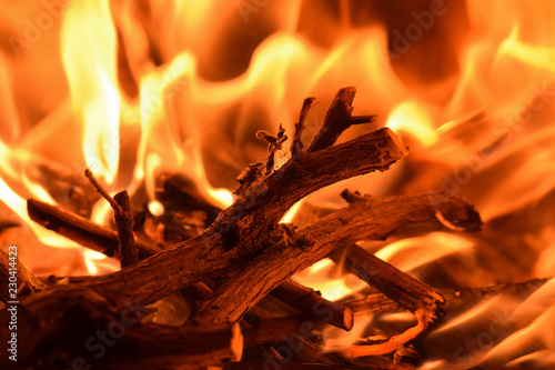 Wunderbares Grillfeuer Mit Flammen Glut Und Asche Holz Grillen Im