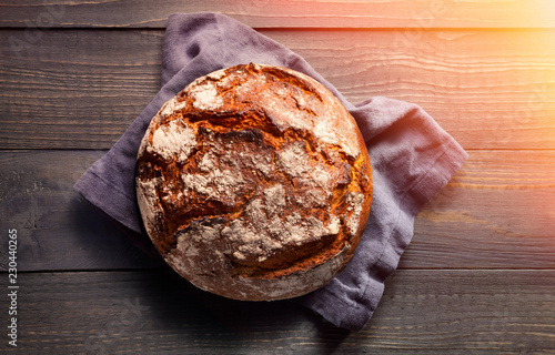 Fotografía Rustikales Bauernbrot auf Holz mit Tuch - Sonne