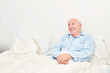 © Robert Kneschke - Bettlägeriger Patient liegt zufrieden im Bett