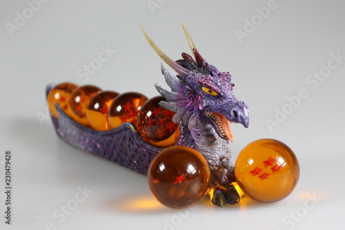 Fotografija bodegón de bolas del dragón con tonos morados, rojos y amarillos.