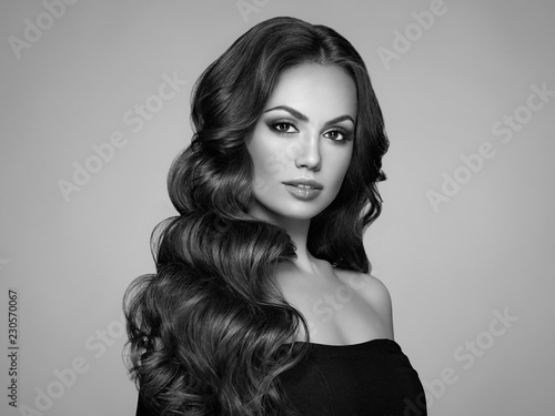 Fényképezés Brunette Girl with Long Healthy and Shiny Curly Hair
