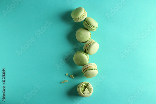 Photographie Fresh tasty macaroons on color background