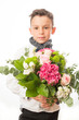 © bg-pictures - Kleiner junge verschenkt Blumenstrauss