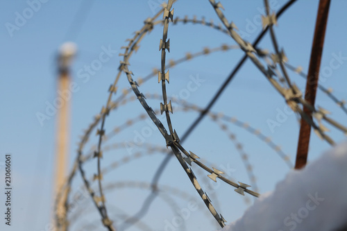 Fotografía Barbed wire stretches along the concrete wall