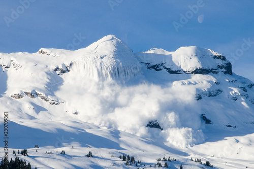 Fotomural Grosse avalanche en montagne dans les Alpes à Flaine