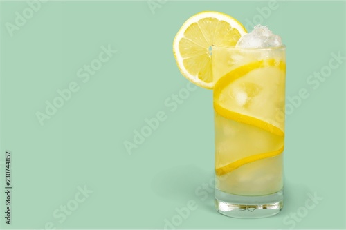 Fotomural Lemonade with fresh lemon on background