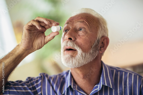 Fotografía Elderly Person Using Eye Drops
