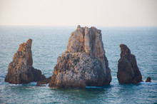 Paisaje De Mar Con Rocas Asomando Por El Océano