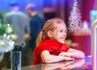 © Evelyn Kobben - Mädchen sitzt bei einer Weihnachtsfeier in einer Lacation an einer Bar