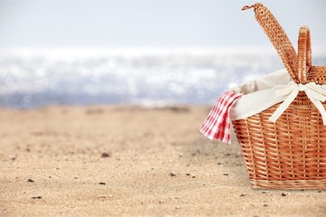 Canvas Print - Basket picnic leisure table green red white