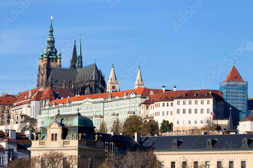 Plakat Kolorowa jesień Praga gothic kasztel z Lesser miasteczkiem nad rzeka Vltava w słonecznym dniu, republika czech