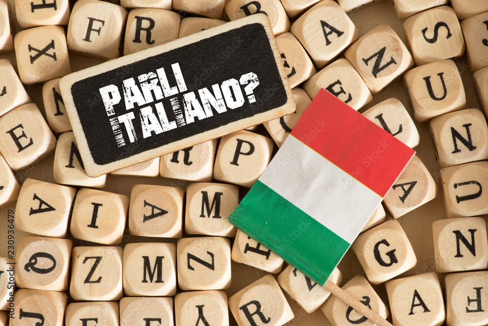Photo Verschiedene Buchstaben, Flagge von Italien und Frage Sprechen Sie Italienisch