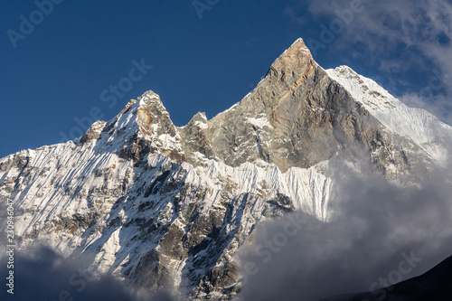 Dekoracja na wymiar  fish-tail-summit-rowniez-machapuchare-otoczony-przez-wznoszace-sie-chmury-w-pasmie-annapurna-w-himalajach