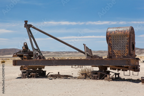 Fotografia  The train Cemetary on the outskirts of Uyuni Bolivia is a museum of rusting yet sculptural train carcasses displayed in a harsh unforgiving environment