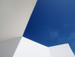 © Tiago - arquitectura branco céu azul