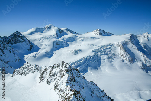 zimowy-krajobraz-panorama-osrodka-narciarskiego-ze-stokami-narciarskimi-alpy-austria-pitztaler-gletscher-wildspitzbahn