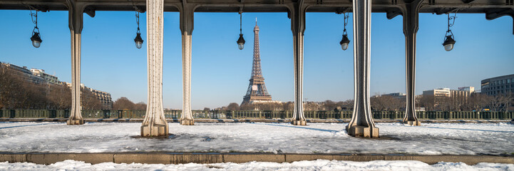 Wall Mural - Paris Panorama im Winter mit Eiffelturm und Pont Bir Hakeim