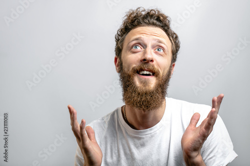 Fotografía Happy middle-aged handsome man giving thanks to God for a successful marriage an