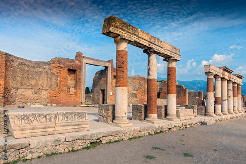 Plakat Kamienne i ceglane kolumny w Forum w wykopaliskach archeologicznych rzymskich Pompejów w pobliżu Neapolu, Kampania, Włochy.