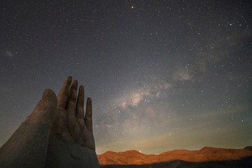 Wall Mural - the amazing mano del desierto (desert hand) with a milky way in the southern hemisphere and the mage