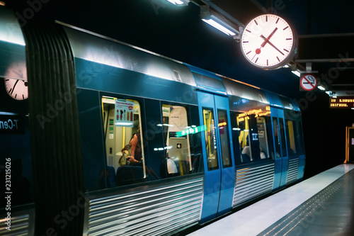 Plakat Metro  sztokholm-szwecja-nowoczesna-oswietlona-metro-podziemna-metro-s