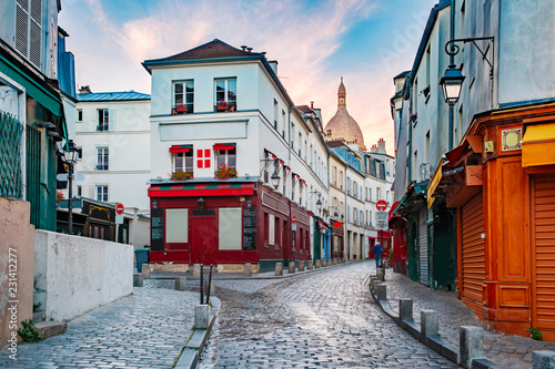 Plakat Pusta ulica, kawiarnia i Bazylika Sacre-Coeur rano, dzielnica Montmartre w Paryżu, Francja
